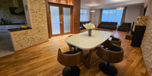 Masa și scaune din lemn și piele într-un living modern