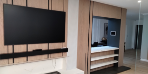 Ansamblu mobilier living din lemn masiv cu panou TV placat, riflaje din lemn și etajere integrate