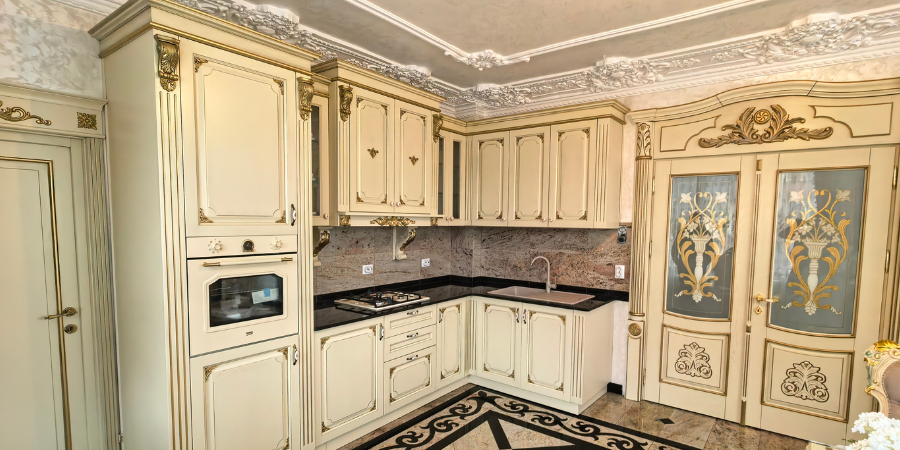 Mobilier din lemn masiv în stil regal cu patină aurie, uși ornamentate și finisaje premium la comandă