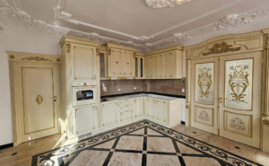 Mobilier de lux din lemn masiv în stil regal, cu ornamente aurite sculptate manual