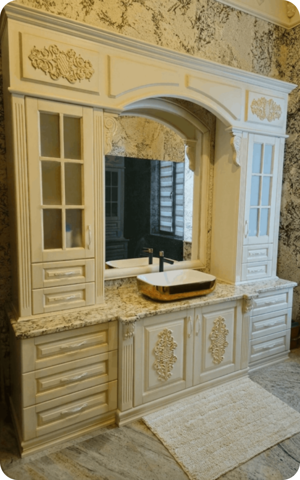 Mobilier clasic sculptat de baie cu foiță aurie, blat de granit și lavoar auriu