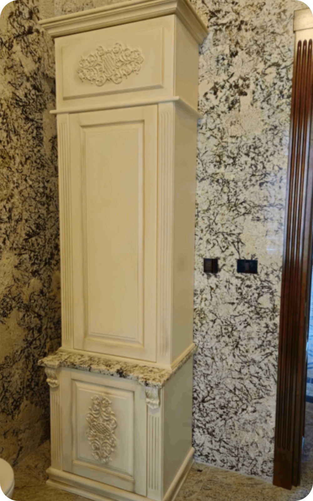 Turn de depozitare clasic crem cu motive sculptate, instalat pe blat de granit