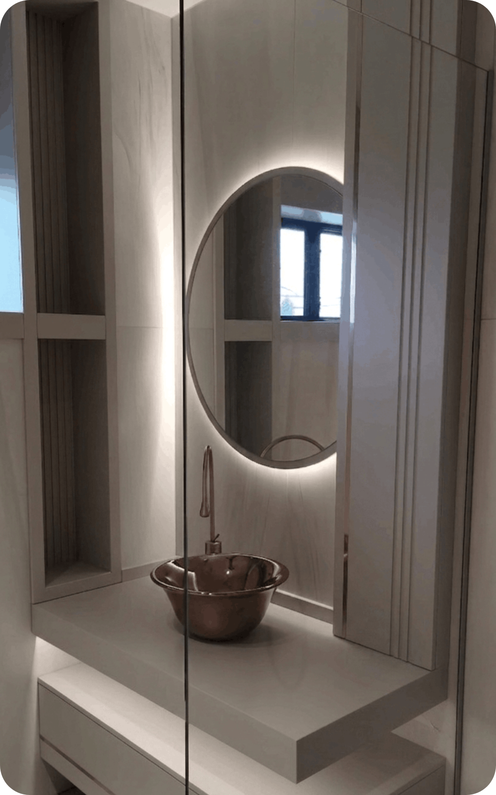Mobilier modern de baie cu blat suspendat, lavoar din cupru și oglindă iluminată LED