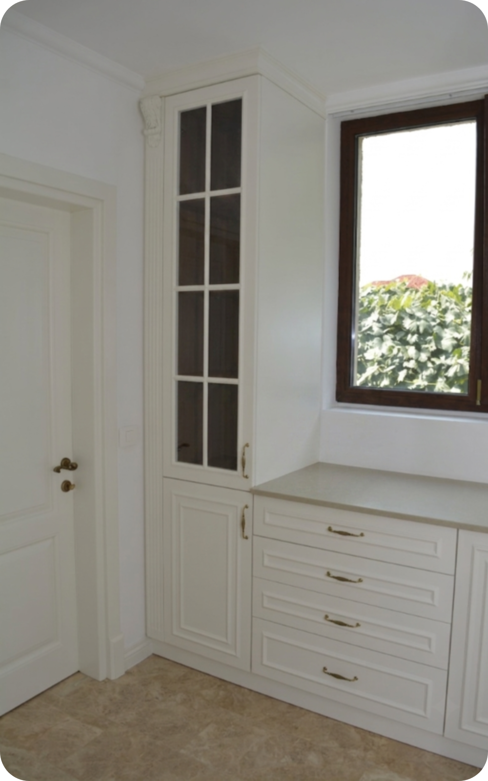 Ansamblu alb clasic de mobilier de bucatarie și uși din lemn masiv