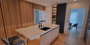 Mobilier bucătărie modernă din lemn masiv cu insulă centrală și blat din marmură