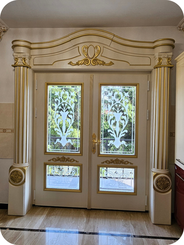 Ușă dublă de interior cu sticlă decorativă, capitel boltit și foiță aurie