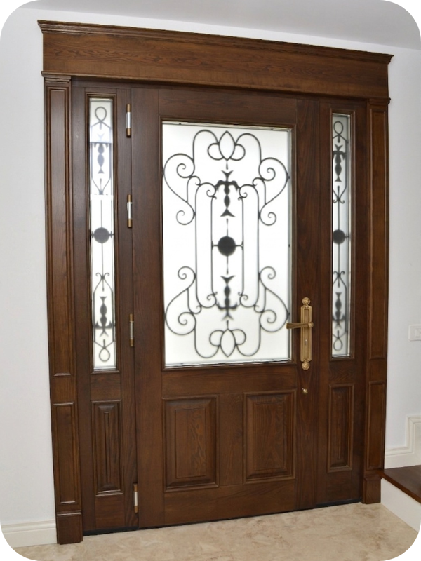 Ușă de intrare din lemn cu pui fix, sticlă sablată și inserții decorative