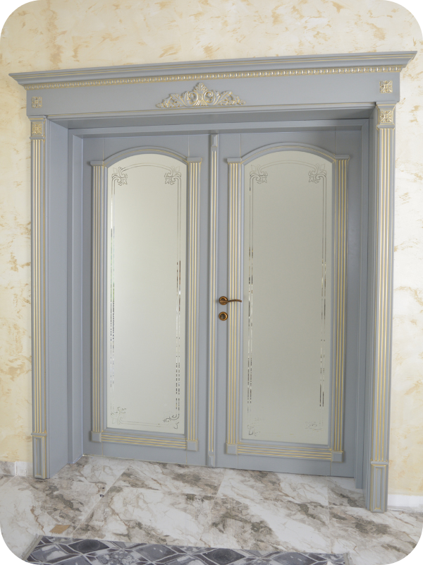 Ușă dublă de interior gri cu geam mat decorat și detalii aurii