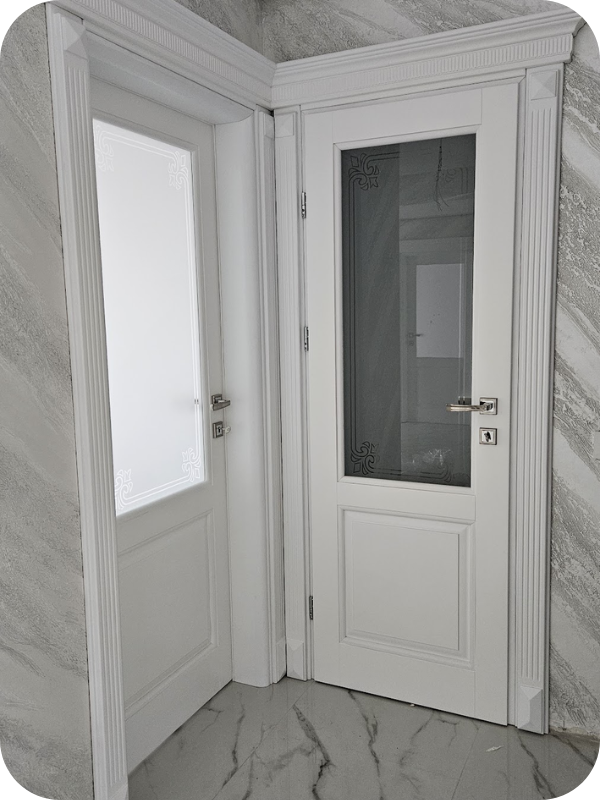 Ușă interioară albă pe colț cu geamuri decorative matrițate