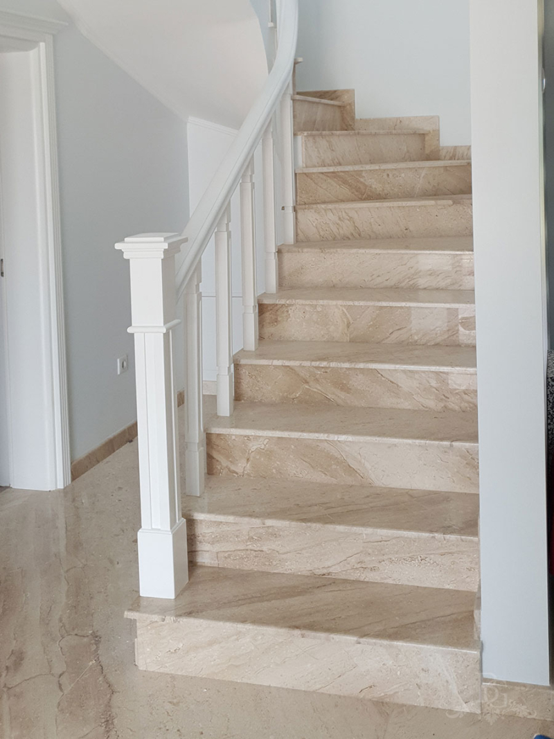 Scară interioară elegantă cu trepte din marmură crem și balustradă din lemn masiv alb, stil clasic