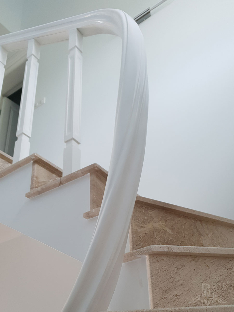 Vedere de jos a balustradei elicoidale din lemn masiv alb, realizată prin tehnica de curbare