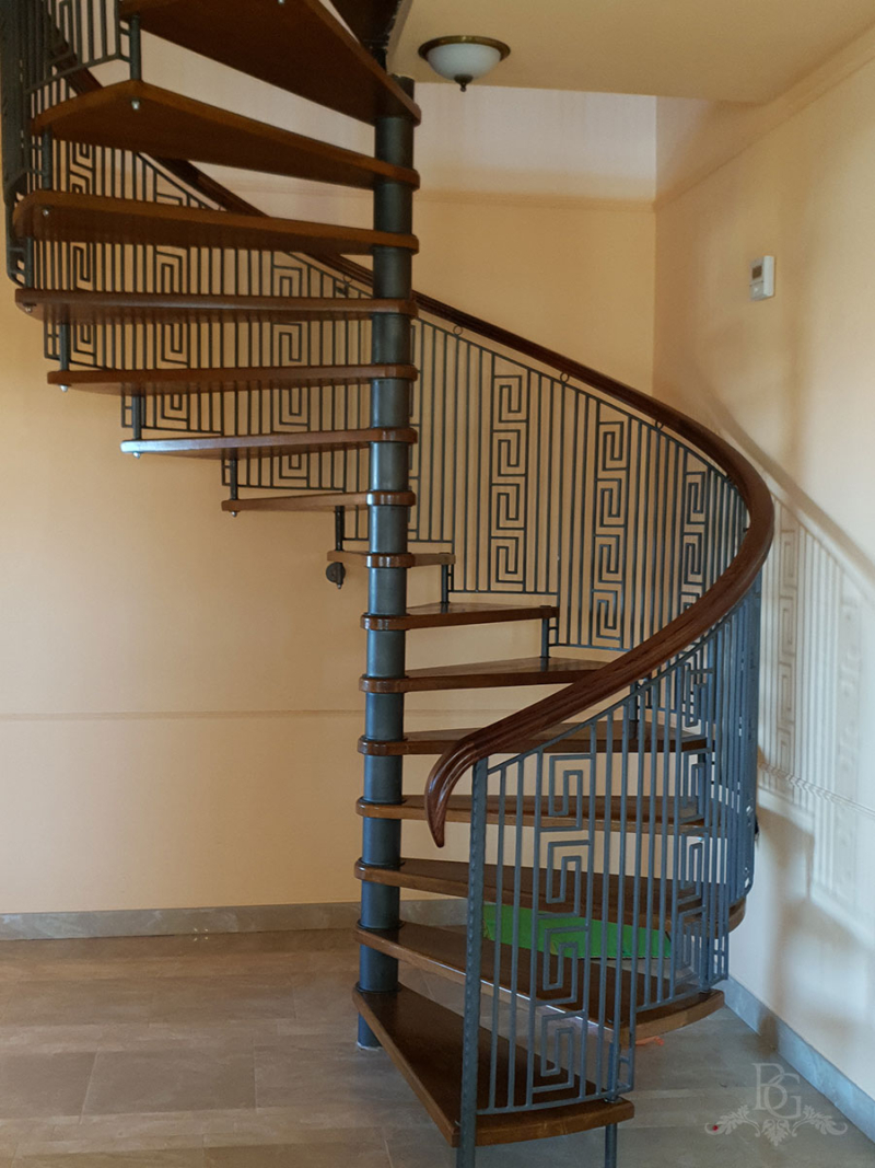 Scară elicoidală compactă cu trepte din lemn masiv nuc și balustradă metalică decorativă