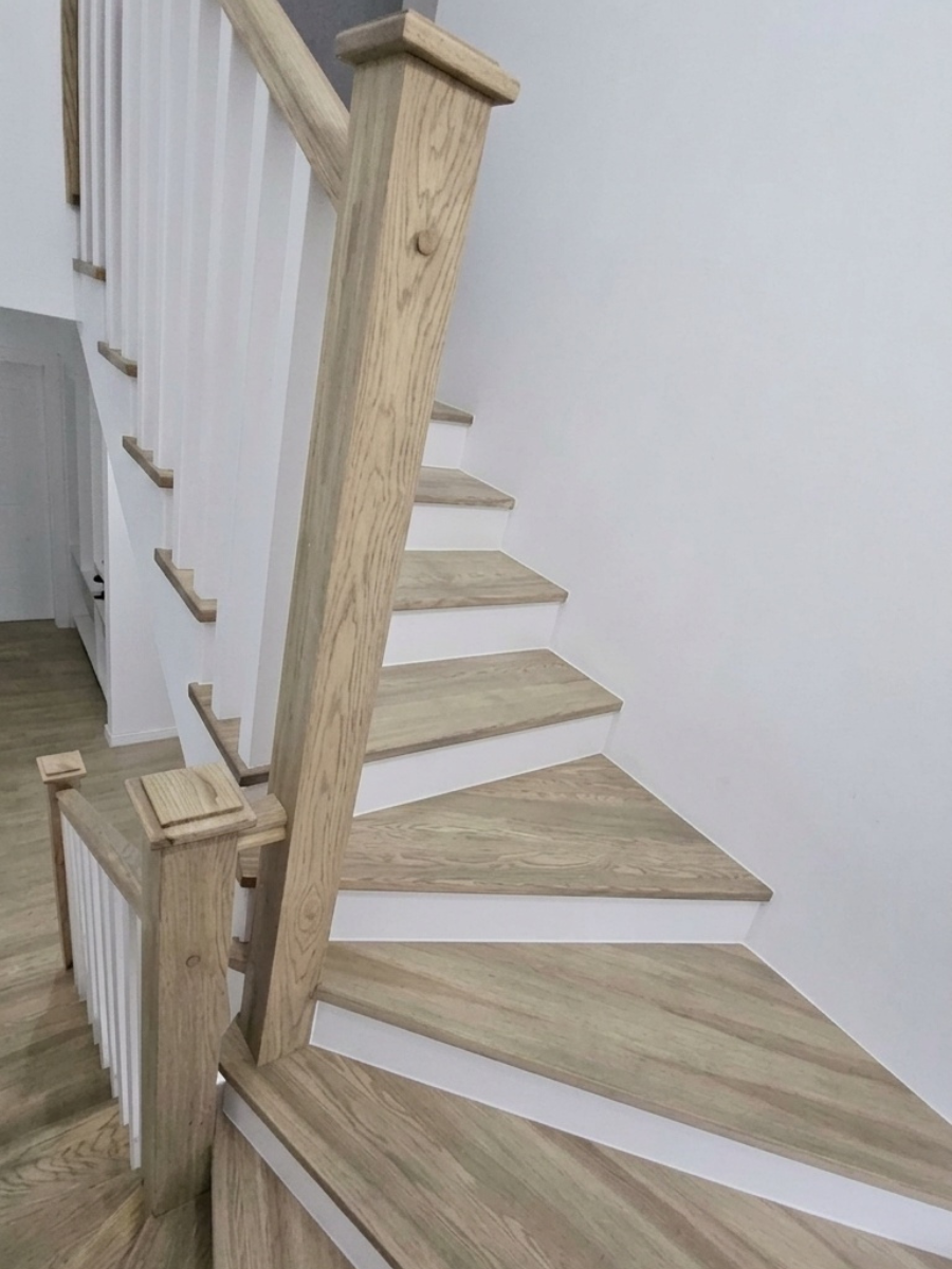 Scară interioară balansată din lemn masiv cu balustradă albă și stâlp de susținere din stejar