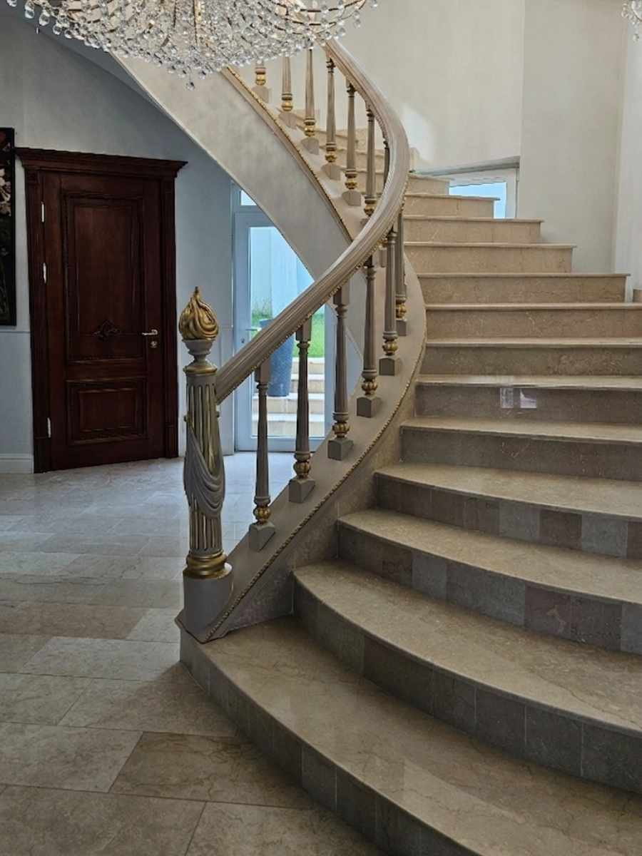 Scară curbată regală, stâlp sculptat din lemn masiv și balustradă eleganta
