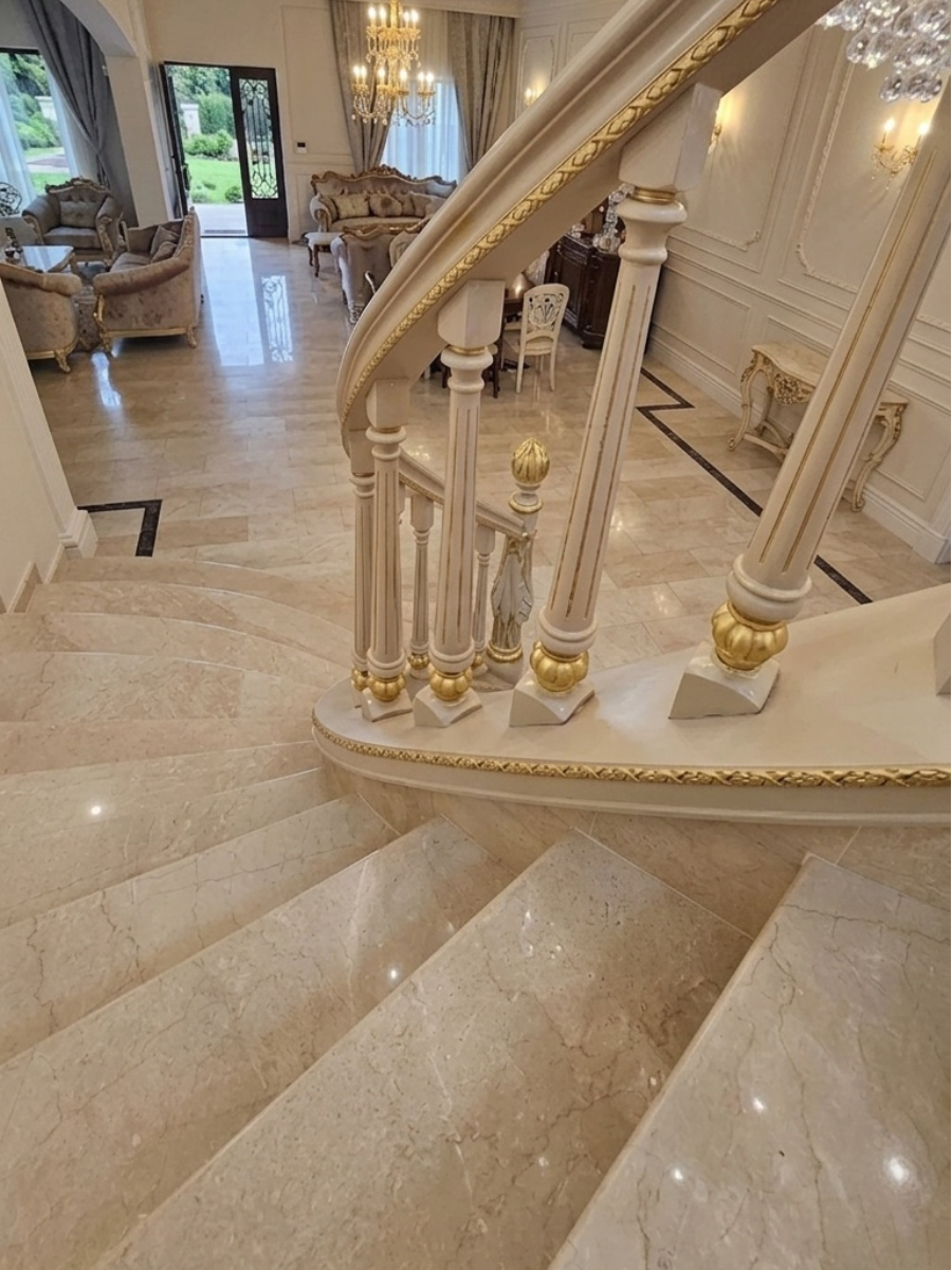 Scară interioară cu balustradă sculptată din lemn masiv și accente aurii