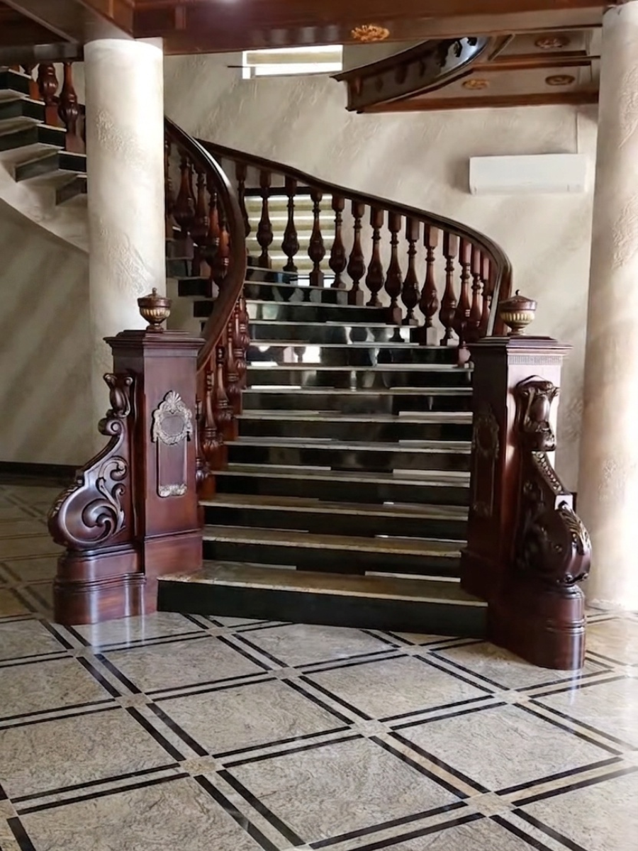 Balustradă curbată din lemn masiv sculptat cu baluștri ornamentali clasici și stâlpi masivi de capăt