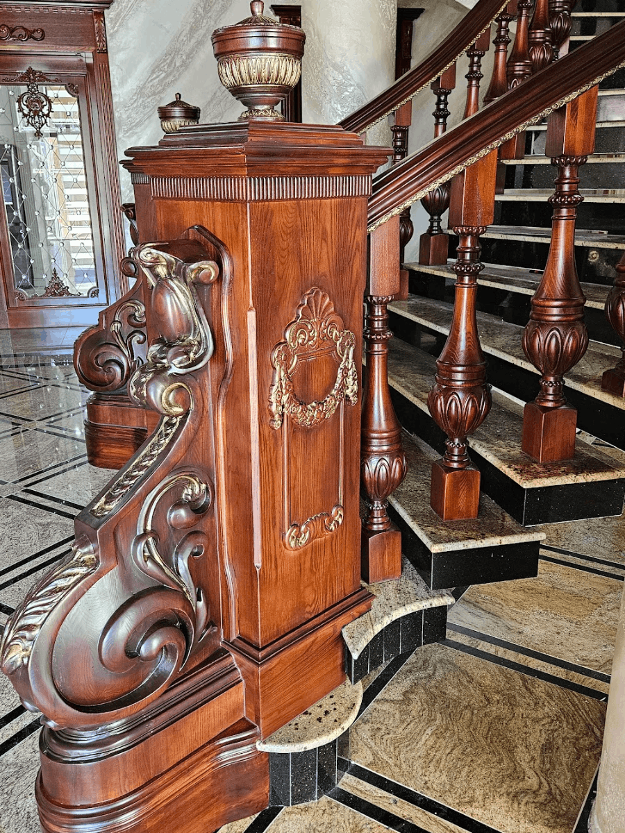 Detaliu stâlp de capăt sculptat din lemn masiv și baluștri lucrați manual cu accente aurii