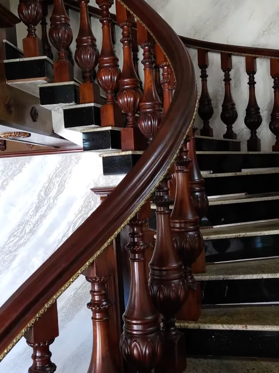 Mână curentă curbată și baluștri sculptați din lemn masiv de esență tare pentru interior elegant